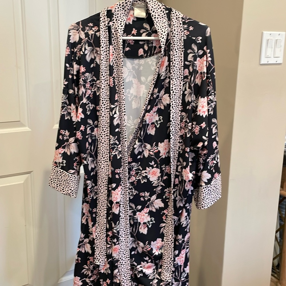 Ink + Ivy sz M black floral and polka dot/spotted robe with belt & inner tie